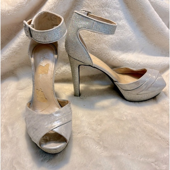 Marc Fisher Heels Sz 7.5 M Silver Shimmery Strappy Sandals Metallic Glitter Sexy - Picture 1 of 16